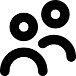 Een close-up van een professioneel timmerman die aan een houten boot werkt, met tools en materialen op de achtergrond.